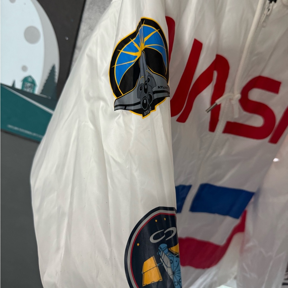NASA Windbreaker! 🚀 - Picture 2 of 3